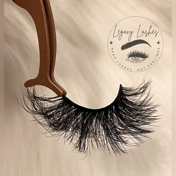 Other - Juicy- Fluffy 22 MM Lash 🫶🏼